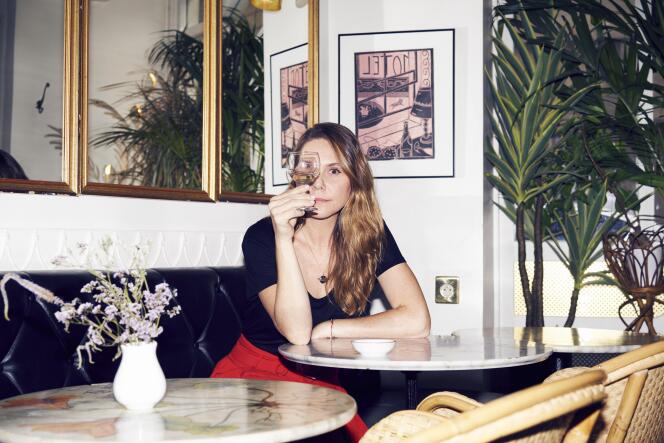 La réalisatrice Erika Lust, au bar de l’Hôtel du Temps, à Paris, le 10 juillet.