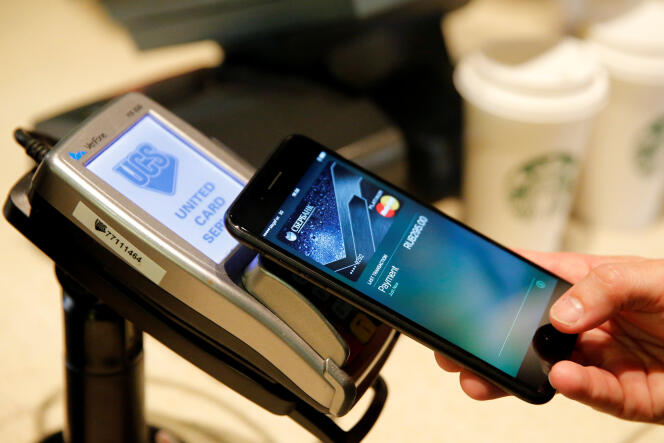Apple Pay permet de régler ses achats en apposant un iPhone de dernière génération sur le terminal de paiement d’un commerçant.