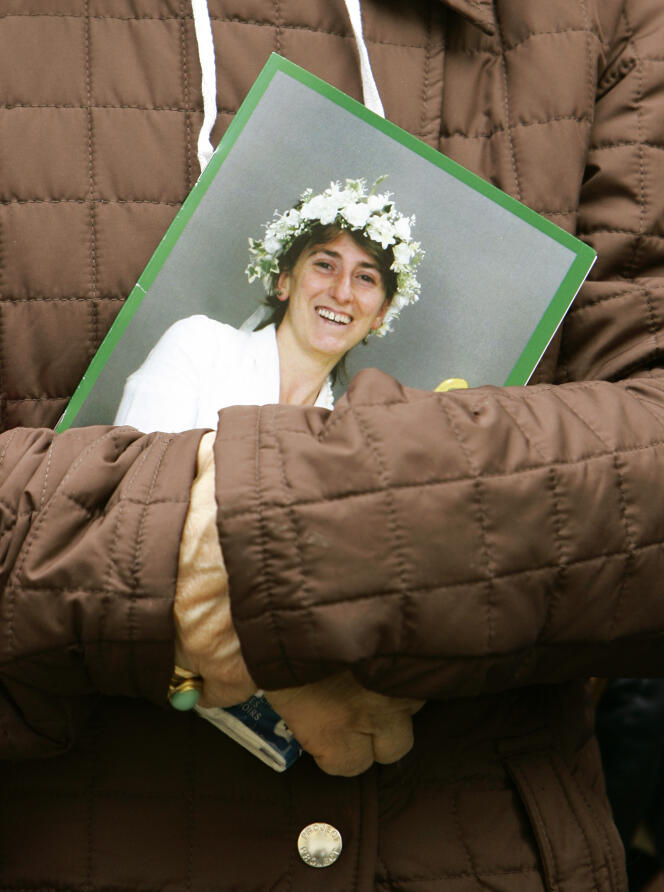 Un portrait de Pippa Bacca tenu par une personne présente à ses funérailles, le 19 avril 2008 à Milan.