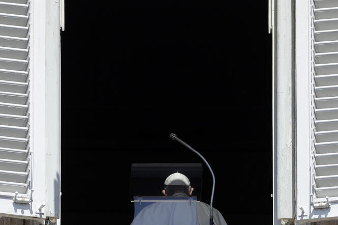 Le pape François quitte son balcon du Vatican après l’Angélus du 19 août.