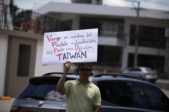 Un Salvadorien présente des « excuses » à Taïwan, après que son pays a décidé d’abandonner ses relations diplomatiques avec l’île au profit de Pékin, à San Salvador, le 21 août.