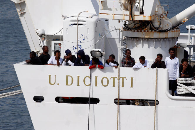 Des migrants à bord du garde-côtes « Diciotti », à Catane, le 21 août.