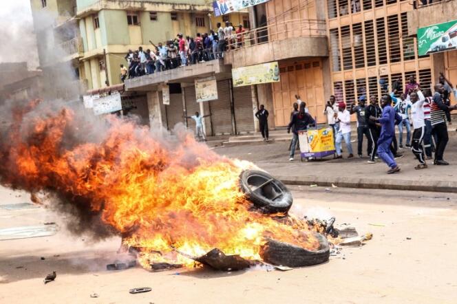 Des manifestants demandent la libération du député ougandais Robert Robert Kyagulanyi, à Kampala, le 20 août 2018.