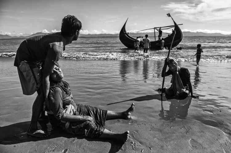 Des réfugiés, épuisés après leur voyage, sur une plage au bord du fleuve Naf, qui marque la frontière entre la Birmanie et le Bangladesh. La traversée de ce fleuve est l’une des voies utilisées par les musulmans rohingya, qui fuient les persécutions dans leurs villages de Birmanie. Le photographe Kevin Frayer a séjourné deux fois au Bangladesh pour documenter cet exode forcé. Dans sa série de clichés, il a voulu mettre l’accent sur des histoires personnelles et sur la fatigue qu’engendrent d’aussi longs déplacements, qui ne sont pas la fin des ennuis pour les réfugiés. A l’arrivée dans les camps, la malnutrition, le choléra et d’autres maladies souvent mortelles les attendent.