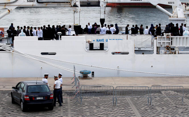 Le « Diciotti », patrouilleur des gardes-côtes italiens, et ses passagers, à Catane, le 21 août.