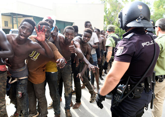 200 migrants venus d’Afrique ont traversé la frontière entre l’Espagne et le Maroc, à Ceuta, le 22 août.