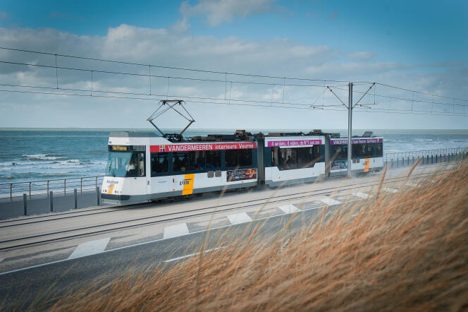 Le Kusttram, tramway qui longe la côte flamande sur 67 km.