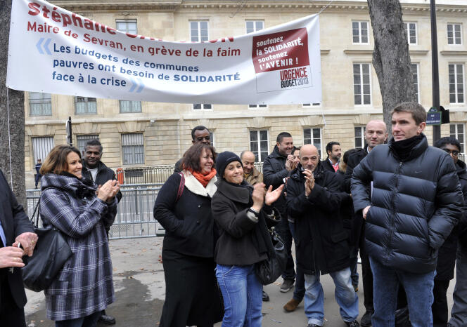 Stéphane Gatignon (à droite), alors maire de Sevran (Seine-Saint-Denis), annonce l’arrêt de sa grève de la faim, le 15 novembre 2012.