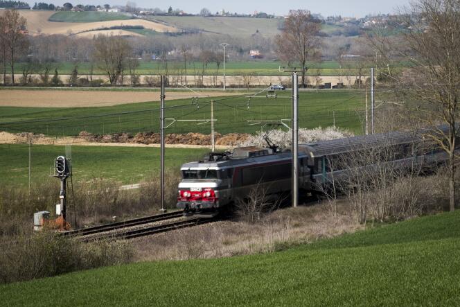 L’Intercités Paris-Toulouse, sept heures de trajet, permet de réviser ses sous-préfectures oubliées.
