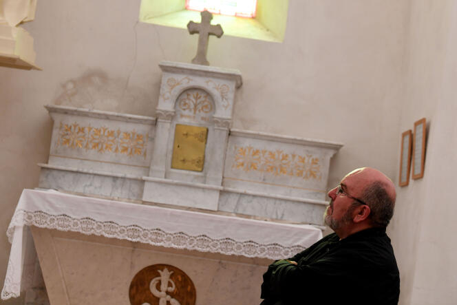 Le prêtre Pierre Vignon dans son église de Saint-Martin-en-Vercors (Drôme), le 22 août 2018.