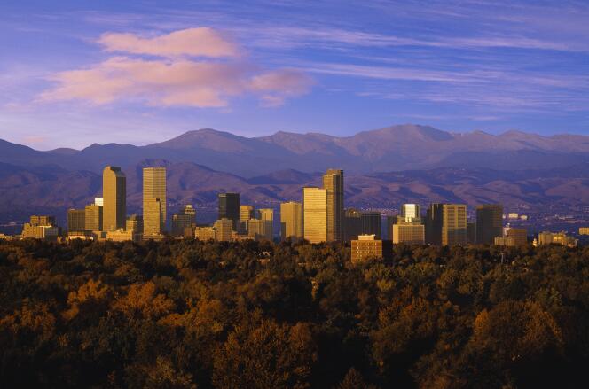 « Denver est la ville américaine qui a connu l’afflux de travailleurs le plus important au cours des douze derniers mois : 706 000 personnes en quête d’un emploi s’y seraient installées. Parallèlement, le prix moyen d’une maison à Denver a bondi de 11,5 % au cours de cette période, à 441 500 dollars (382 000 euros) ».