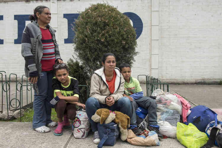 La famille Berio fait une pause sur le chemin, peu après Tulcán. « Nous avons vécu dix mois à Cucuta [en Colombie, près de la frontière avec le Venezuela]. Nous n’avons pas pu y rester car il y avait trop de Vénézuéliens et pas de travail. Au Pérou, nous espérons trouver un travail qui nous permettra d’avoir une vie digne. Il y a parmi nous deux hémophiles et nous n’avons pas accès aux médicaments. »