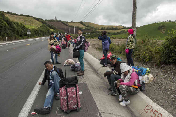 Des migrants attendent le passage de camion pour faire du stop et poursuivre leur trajet vers le Pérou.