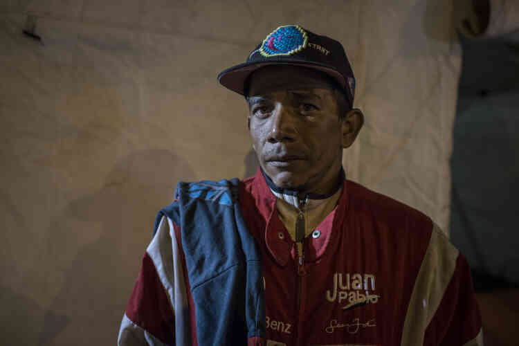 Jackson Flores voyage avec un groupe de 11 personnes, des amis et des compagnons rencontrés sur la route. Il espère trouver un avenir meilleur au Pérou, notamment pour ses deux enfants qu'il a laissés pour le moment au Venezuela.