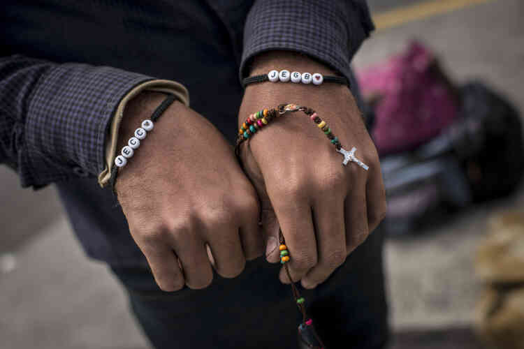 Un migrant montre les bracelets sur lesquels figurent les lettres des prénoms de son frère et de sa sœur, restés au Vénézuela. Il a perdu sur le chemin ce qu'il désigne comme son bien le plus important : une chaîne que son frère lui avait donnée.