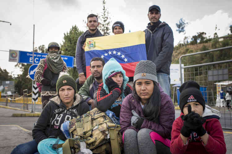 Ce groupe chemine sur la route pour l’Equateur depuis douze jours. Ici, à la frontière avec la Colombie, l'un d'eux explique qu'il a vu des reportages à la télévision sur les migrants de Syrie en pensant que cela ne lui arriverait jamais.
