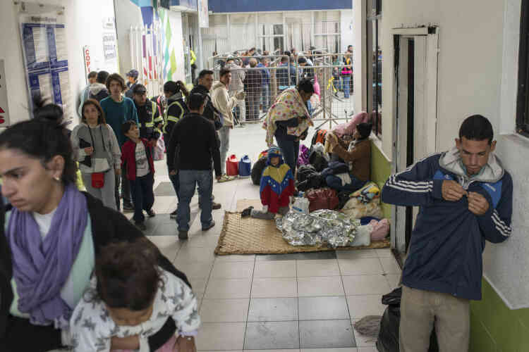 Une famille a passé la nuit, sur le sol, près des bureaux des services de migration équatoriens.
