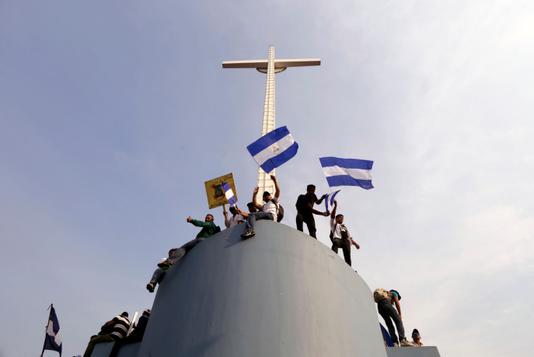 INTI OCON / AFP Des catholiques demandent la fin de la violence depuis le toit de la cathédrale métropolitaine, à Managua, le 28 avril.