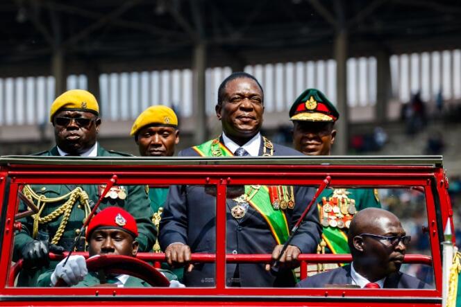 Le président zimbabwéen, Emmerson Mnangagwa, inspecte la garde d’honneur à Harare, le 14 août 2018.