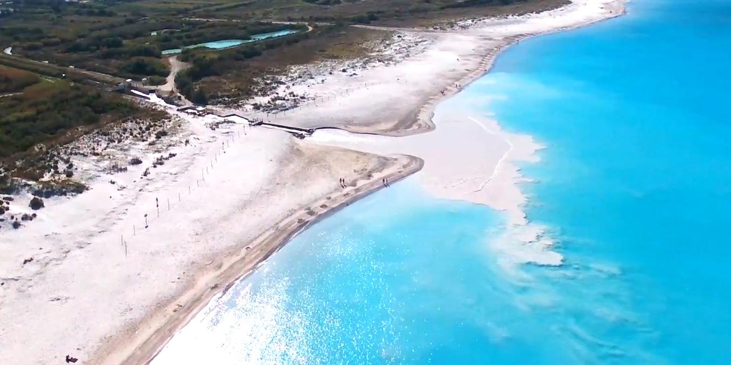 Une Plage Italienne Rendue Paradisiaque Par Une Usine Chimique