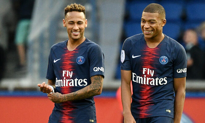 Neymar et Kylian Mbappé, lors du match du PSG contre Angers, à Paris, le 25 août.