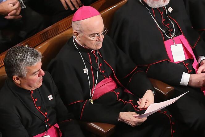 L’ancien nonce apostolique (ambassadeur) du Vatican à Washington, l’archevêque Carlo Maria Vigano (au centre), en 2015.