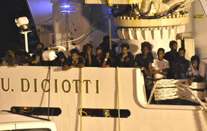 Les migrants du « Diciotti », navire des gardes-côtes italiens, attendent leur débarquement dans le port de Catane, le 25 août.