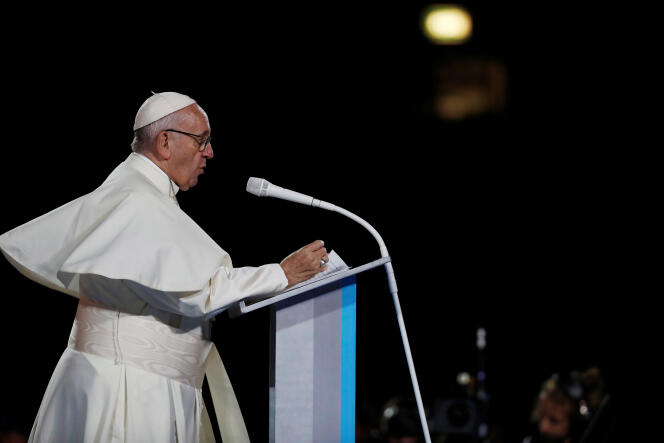 Le pape François s’adresse à la foule lors de la « fête des familles », à Croke Park, à Dublin, le 25 août.