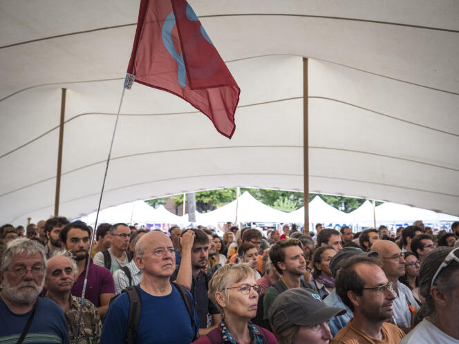 Des militants pendant le discours de Jean Luc Mélenchon lors de l'université d'été de La France Insoumise, à Marseille, le 25 août.