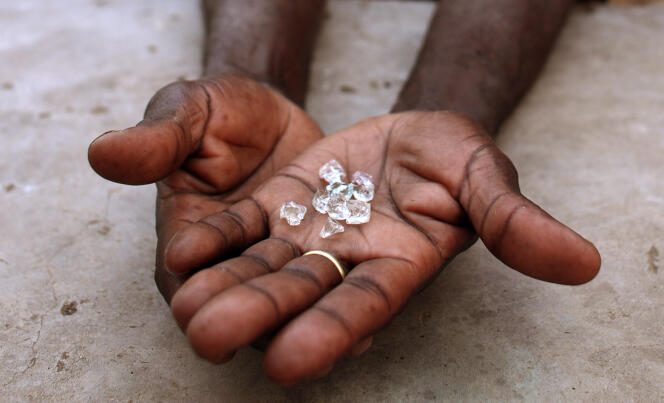 Des diamants illégaux vendus à Manica, près de la frontière avec le Zimbabwe, en septembre 2010.