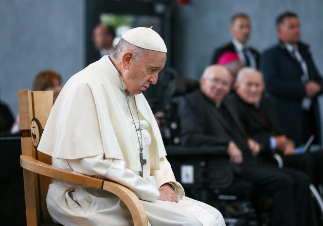 Le pape François en train de prier, à Knock Shrine, en Irlande, le 26 août.