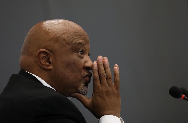 L’ancien ministre des finances  Mcebisi Jonas lors de son témoignage devant la commission Zondo, à Johannesburg, le 24 août 218.