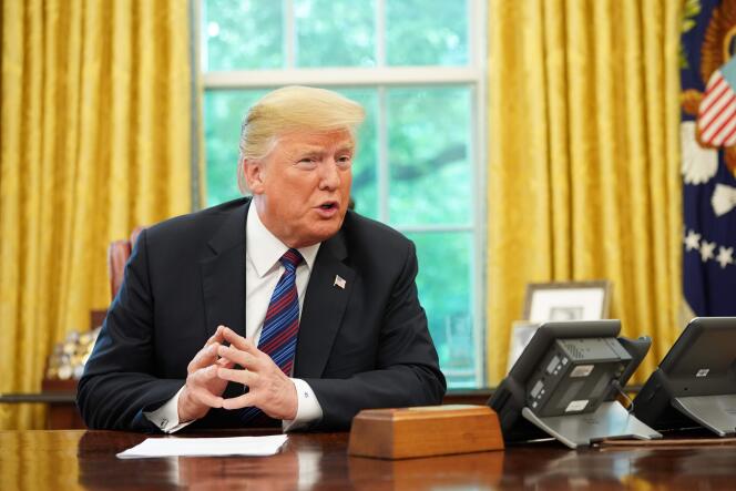 Donald Trump lors de son entretien téléphonique avec le président mexicain, Enrique Peña Nieto, après la signature de l’accord, dans le Bureau Ovale de la Maison Blanche, le 27 août.