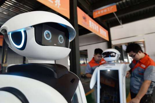« L’impact de l’intelligence artificielle sur le marché de l’emploi se concrétise aujourd’hui par une forte hausse de la demande de cadres et de personnel qualifié » (Usine d’assemblage de robot, en Chine).
