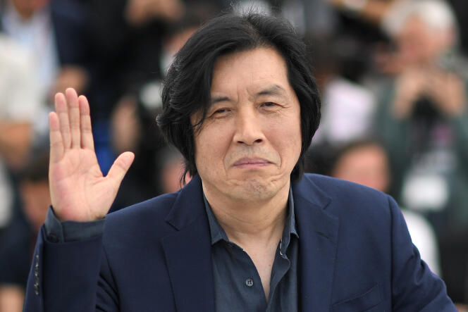 Le réalisateur Lee Chang-dong lors de la projection de son film « Burning » au 71e Festival de Cannes, le 17 mai 2018.