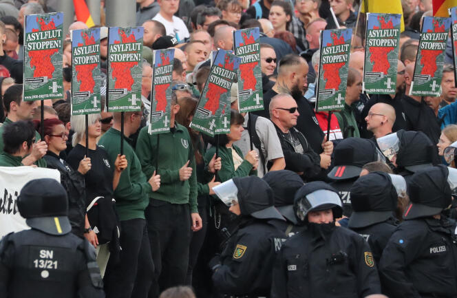 Des pancartes « Stop à la marée des demandeurs d’asile », lors de la manifestation d’extrême droite, à Chemnitz (Allemagne), le 27 août.