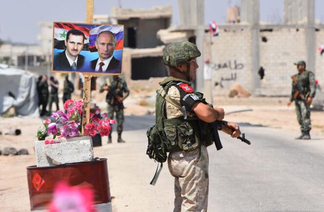 Soldats russes et syriens à Abou Al-Douhour, à la limite orientale des territoires tenus par les rebelles syriens dans la région d’Idlib, le 20 août.
