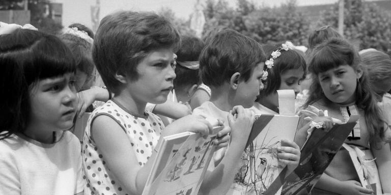 Distribution des prix de fin d'annee scolaire aux ecoliers d'Arcueil,  juin 1967 : ici des ecolieres avec des livres ---  Giving of prized at end of school year in Arcueil, France, june 1967