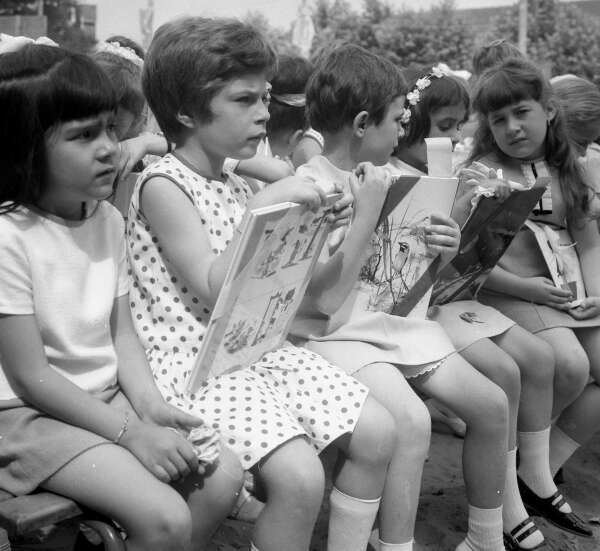 Distribution des prix aux écoliers d’Arcueil (Val-de-Marne), en juin 1967.