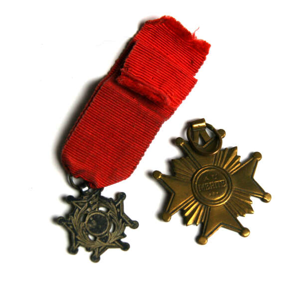 Croix d’honneur et médaille du mérite, remises aux élèves les plus méritants dans les années 1950.