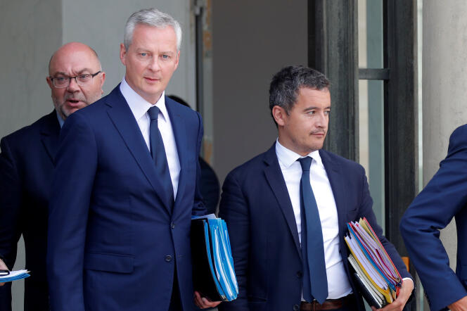 Le ministre de l’économie, Bruno Le Maire et celui des comptes, Gérald Darmanin, à la sortie du Conseil des ministres, au palais de l’Élysée le 22 août.