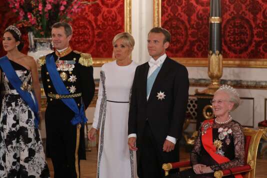 «  A Copenhague, en présence du ministre de l’économie, Bruno Le Maire, De Facto verra officiellement le jour avec la création de son premier pôle franco-danois » (De gauche à droite: la princesse Marie, le prince Joachim du Danemark, Brigitte Macron, Emmanuel Macron et la reine Margrethe II, le 28 août, à Copenhague).