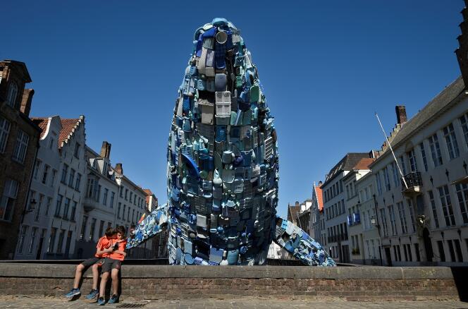 Une sculpture de baleine, faite de cinq tonnes de déchets plastique pêchés dans l’océan Pacifique, à Bruges, en Belgique, le 14 juillet.