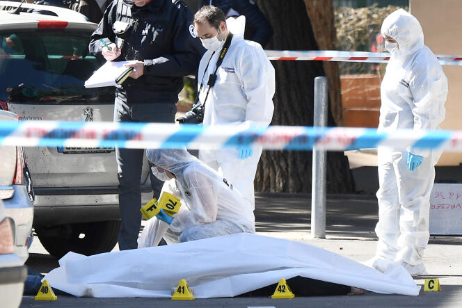 Des policiers recueillent des preuves après un double meurtre à Marseille, le 5 avril.