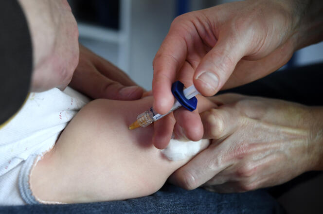 Un médecin injecte un vaccin sur un bébé, le 31 octobre 2017, à Quimper.
