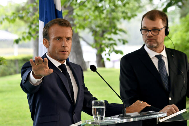 Le président français, Emmanuel Macron, et le premier ministre finlandais, Juha Sipilä, en conférence de presse à Helsinki, le 30 août.