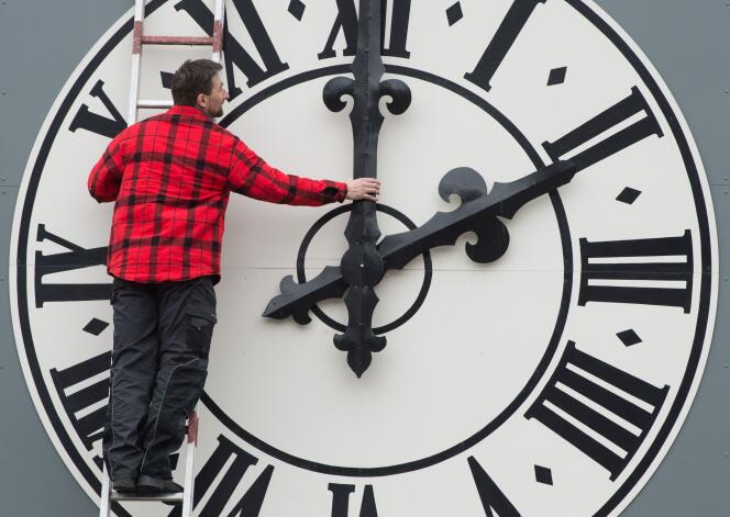 Réglage de l’horloge du clocher de Saint-Luc de Dresde (Allemagne), en mars.