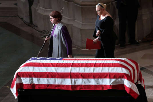 Meghan McCain devant le cercueil de son pÃ¨re John McCain, Ã  la cathÃ©drale nationale de Washington, le 1er septembre.