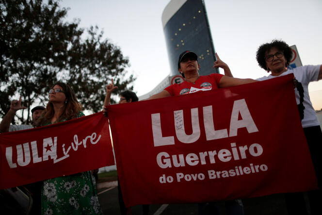Des soutiens de l’ancien président brésilien Lula manifestent devant le Tribunal supérieur électoral du Brésil, le 31 août, à Brasilia.