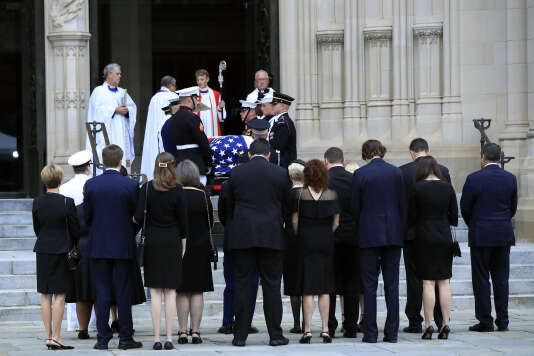La famille du sÃ©nateur John McCain prÃ¨s de son cercueil, sur les marches de la cathÃ©drale nationale de Washington, le 1er septembre.